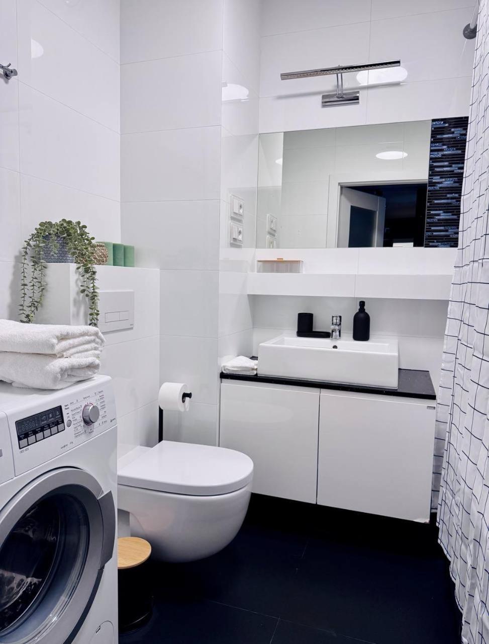 C- Home4U - Apartment With A City View Close To Aquapark, Parking In Secured Area クラクフ エクステリア 写真